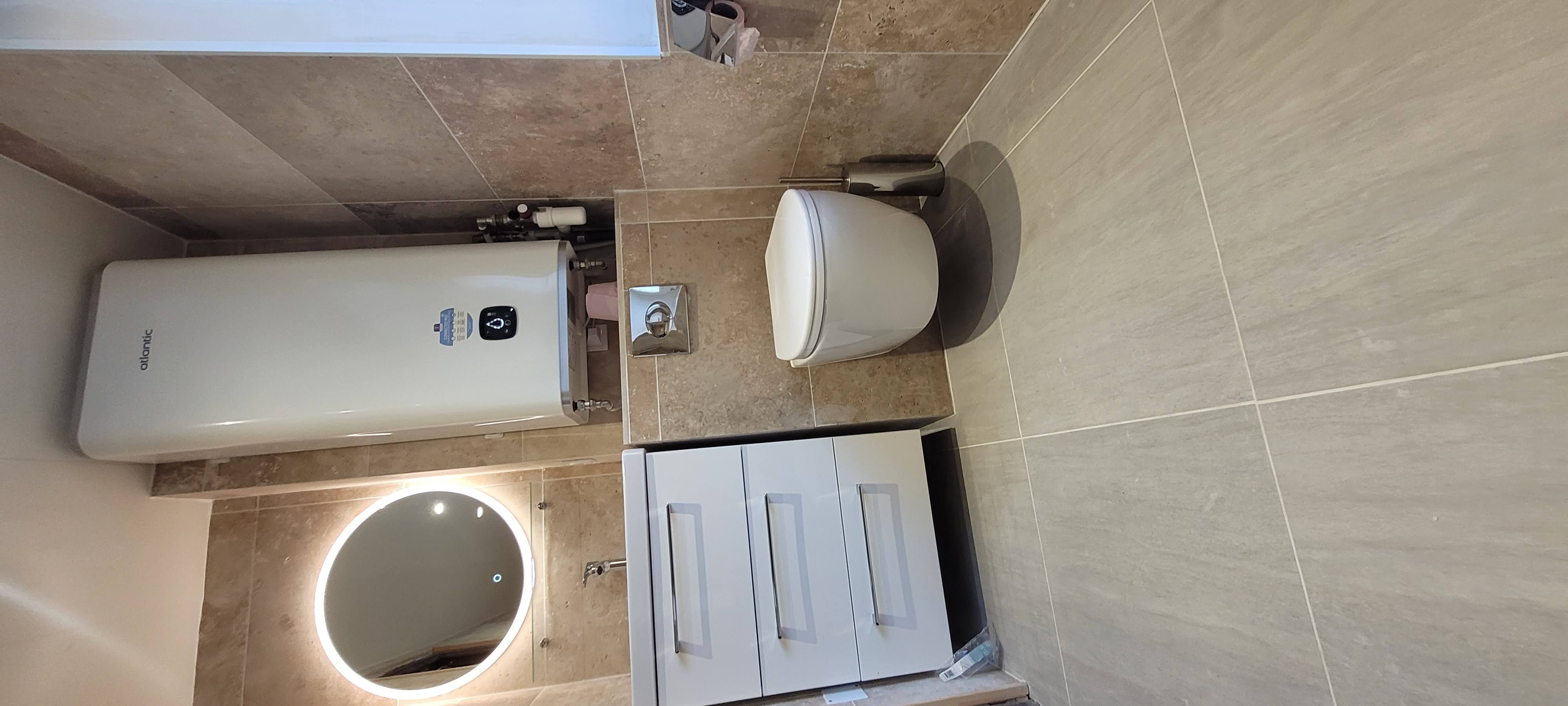 Aménagement salle de bain avec WC suspendu et chauffe-eau extra plat à Antibes - ACCESS BAIN
